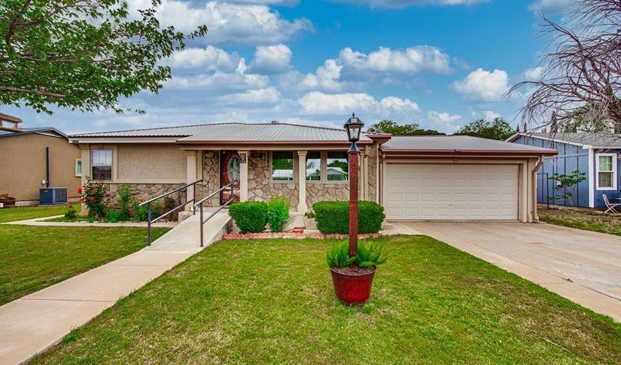 1107 NW 3rd St, Andrews, TX 79714 - 4 Beds, 2 Bath