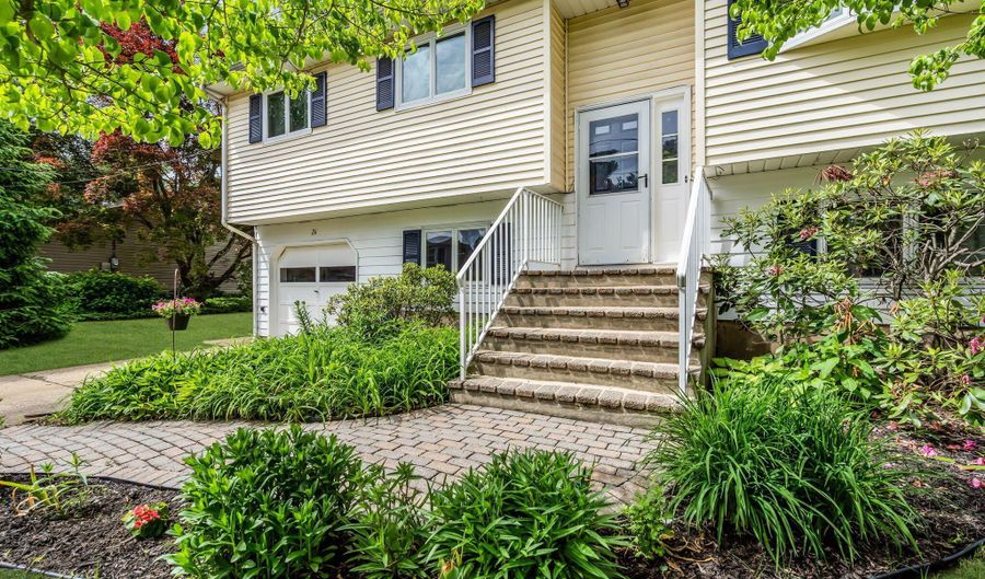 26 Allen Dr, Allentown, NJ 08501 - 4 Beds, 2 Bath