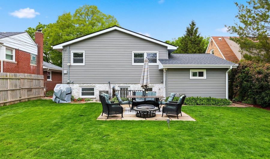 639 N Kaspar Ave, Arlington Heights, IL 60004 - 4 Beds, 2 Bath