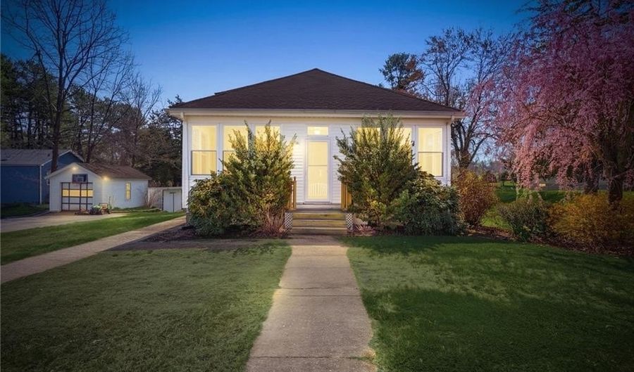 230 School St, Lincoln, RI 02865 - 5 Beds, 2 Bath