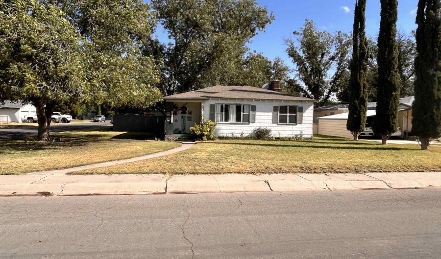 302 Glendale St, Carlsbad, NM 88220 - 2 Beds, 1 Bath