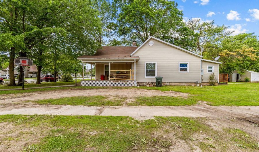 301 W Pleasant St, Aurora, MO 65605 - 3 Beds, 2 Bath