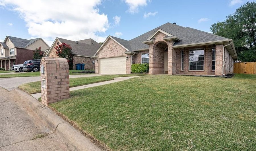 302 Howard Way Dr, Aledo, TX 76008 - 4 Beds, 2 Bath