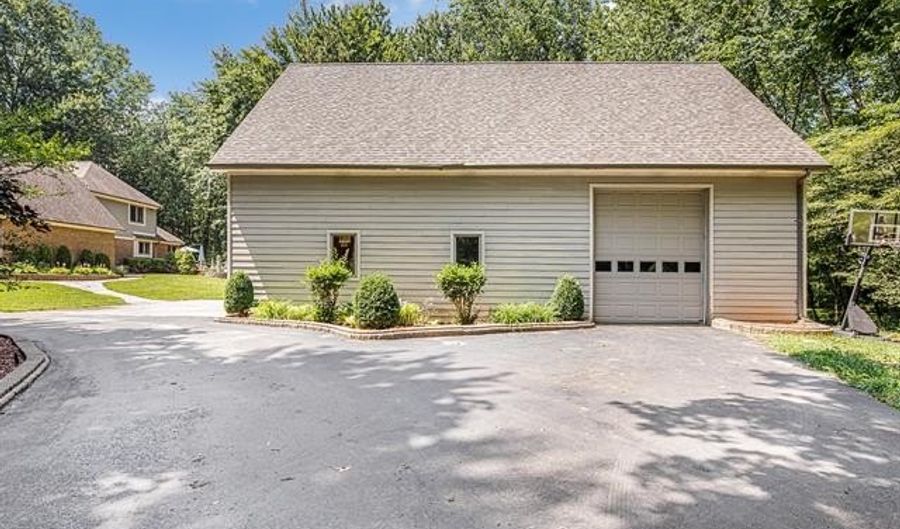 6365 Hayfield Ln, Almont, MI 48003 - 4 Beds, 5 Bath