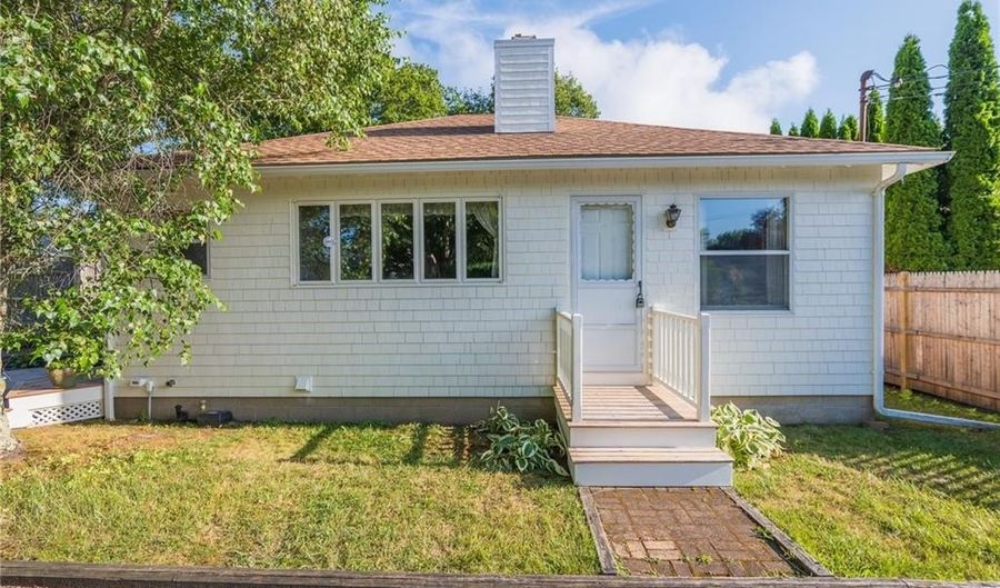 137 Kingstown Rd, Narragansett, RI 02882 - 2 Beds, 1 Bath