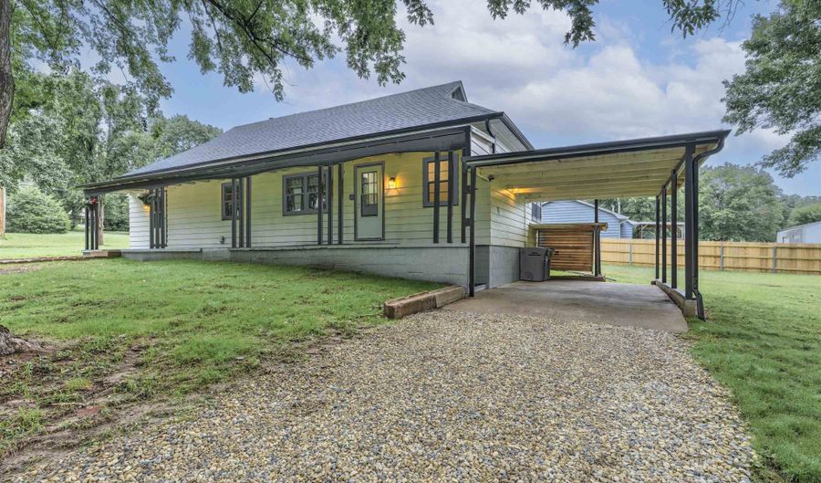 1701 E Chestnut Ave, Arkansas City, KS 67005 - 2 Beds, 3 Bath