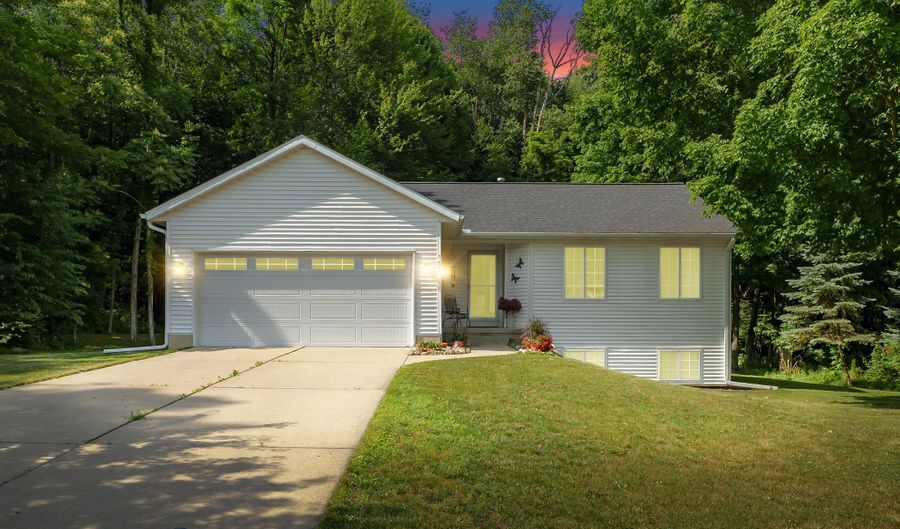 152 Summit Dr, Allegan, MI 49010 - 4 Beds, 2 Bath