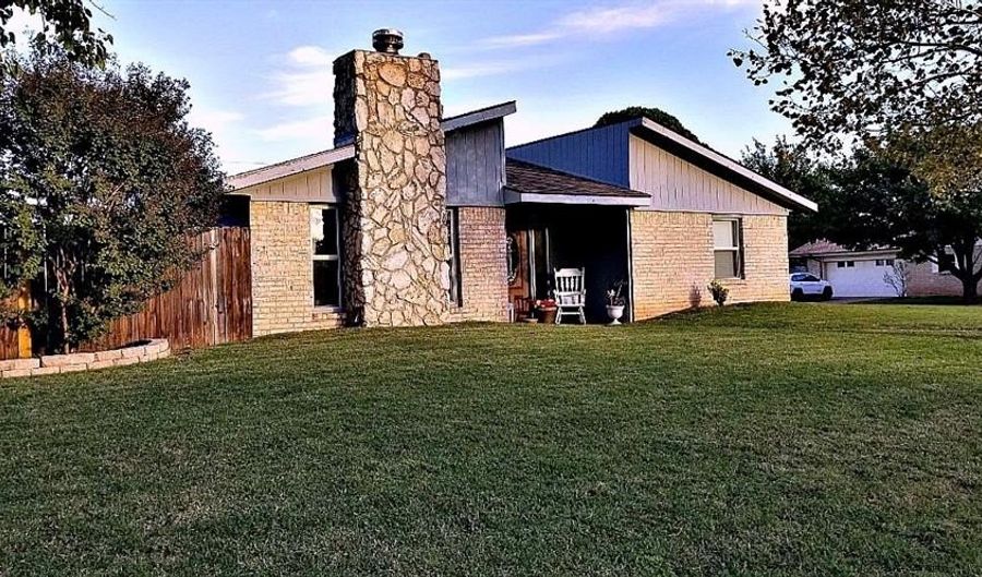 900 Village St, Altus, OK 73521 - 3 Beds, 2 Bath