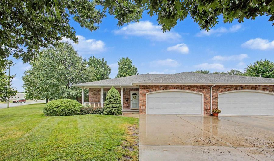 1301 NW 5 St, Abilene, KS 67410 - 2 Beds, 2 Bath