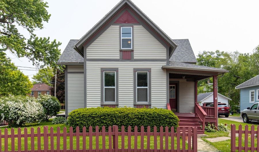 912 N RICHMOND St, Appleton, WI 54911 - 3 Beds, 2 Bath