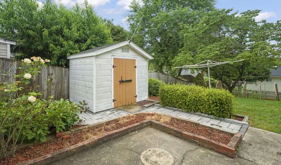 12914 LARKIN Pl, Rockville, MD 20853 - 3 Beds, 2 Bath