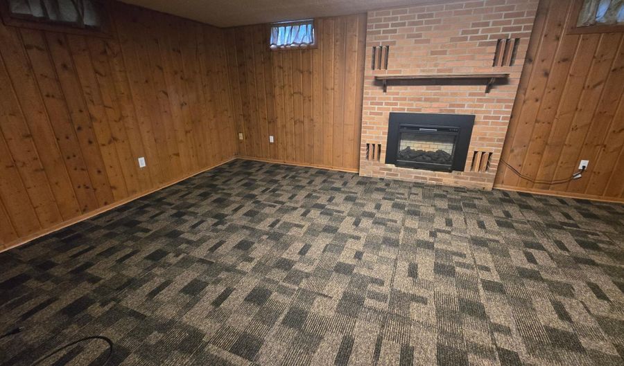 305 20th St NW, Austin, MN 55912 - 3 Beds, 2 Bath
