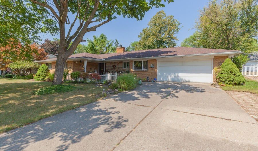 916 Hillcrest Dr, Adrian, MI 49221 - 4 Beds, 3 Bath