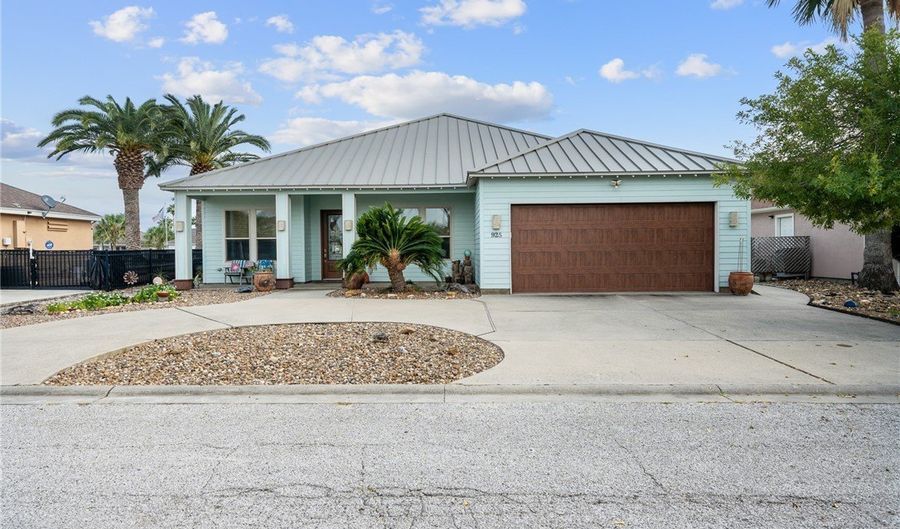 925 Pompano Dr, Aransas Pass, TX 78336 - 3 Beds, 4 Bath
