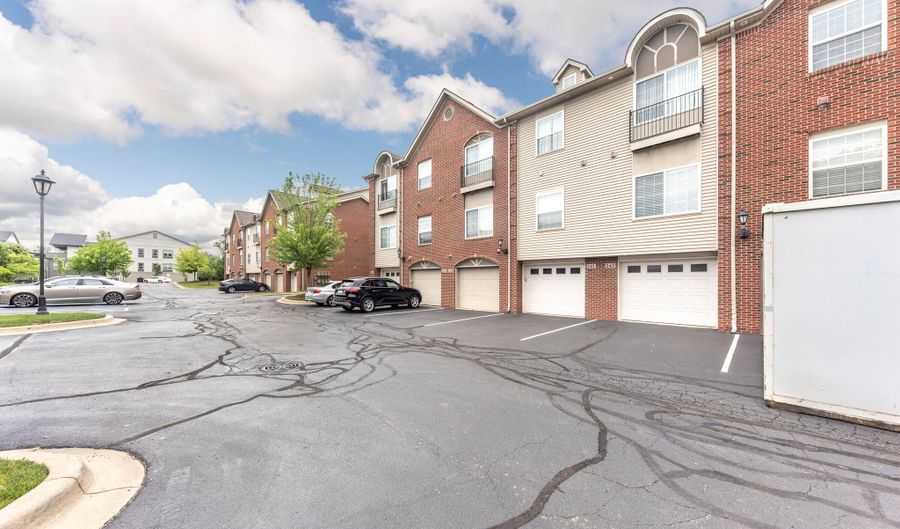 241 W Oakbrook Dr, Ann Arbor, MI 48103 - 2 Beds, 3 Bath