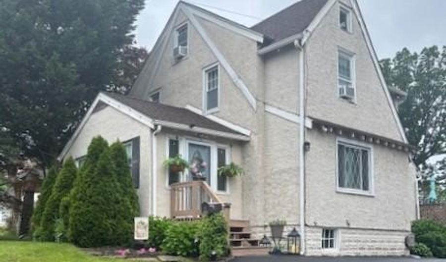 1086 EDGE HILL Rd, Abington, PA 19001 - 4 Beds, 2 Bath