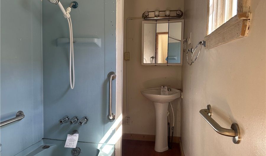 136 Maplewood Ave, Ambridge, PA 15003 - 2 Beds, 1 Bath