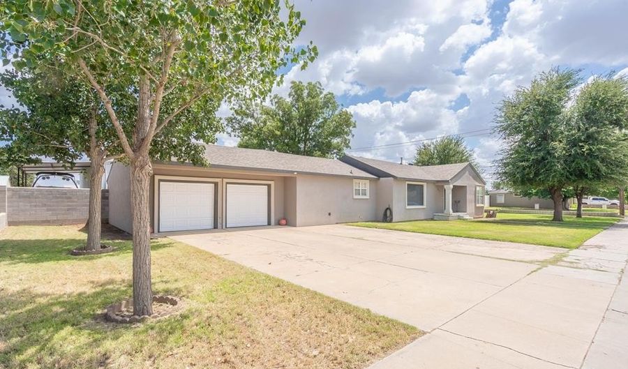 800 NW 7th St, Andrews, TX 79714 - 3 Beds, 2 Bath