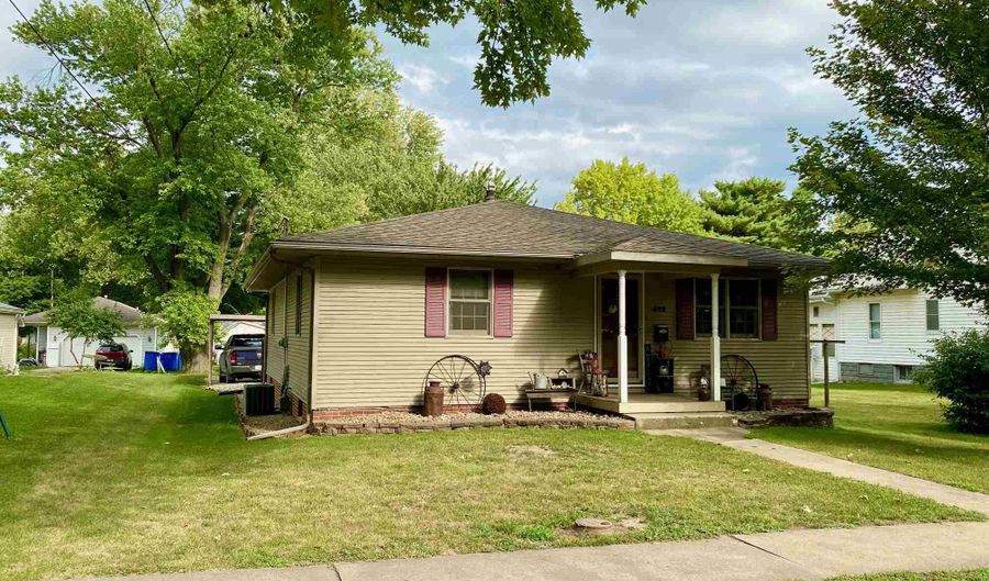 612 N 7TH St, Petersburg, IL 62675 - 2 Beds, 2 Bath