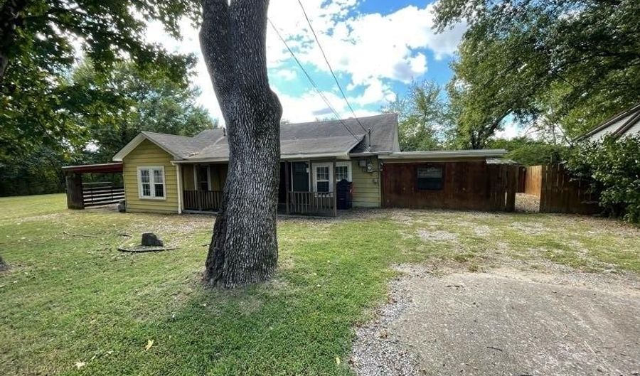 301 Locust St, Alma, AR 72921 - 3 Beds, 1 Bath