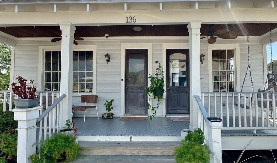 136 Main St, Bay St. Louis, MS 39520 - 1 Beds, 3 Bath