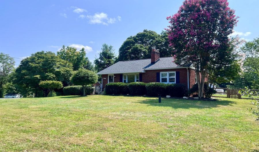 21101 CLARKSBURG Rd, Boyds, MD 20841 - 3 Beds, 2 Bath