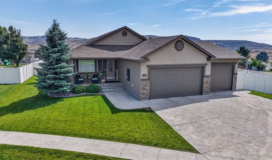 1361 Sawtooth St, Chubbuck, ID 83202 - 5 Beds, 3 Bath