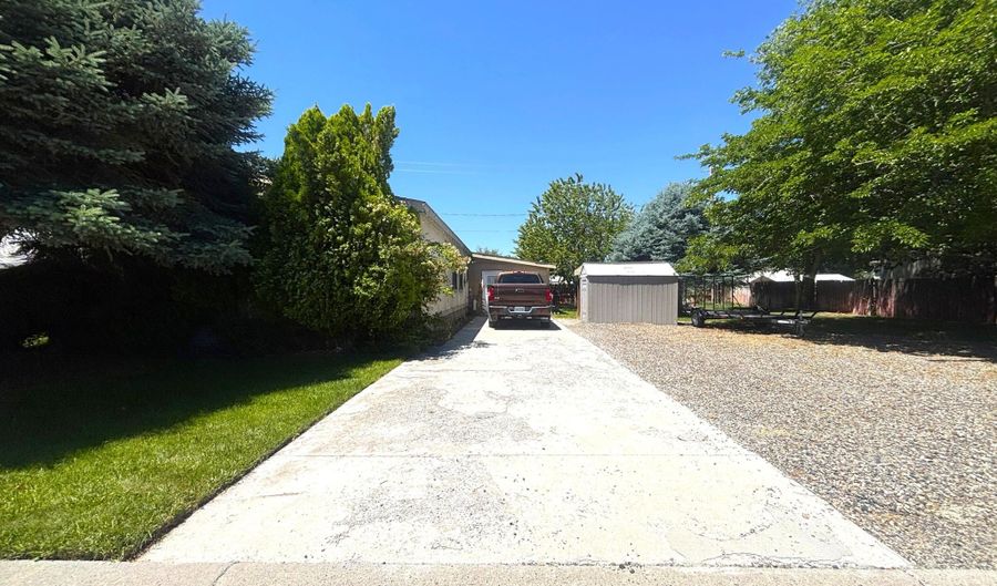 218 220 Middlegate Dr, Battle Mountain, NV 89820 - 3 Beds, 2 Bath