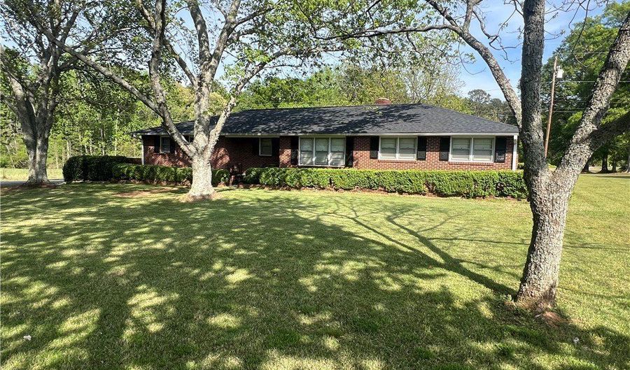 1302 Anderson St, Belton, SC 29627 - 3 Beds, 2 Bath