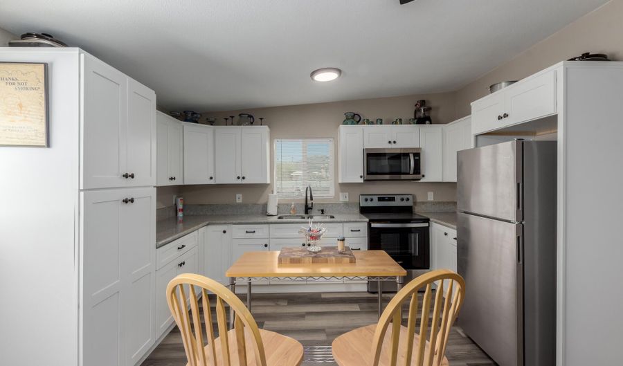 33450 S RIVER BEND Rd, Black Canyon City, AZ 85324 - 2 Beds, 1 Bath