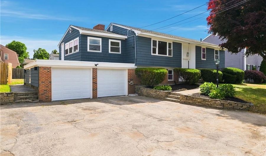 25 Stoneham St, Cranston, RI 02920 - 4 Beds, 2 Bath