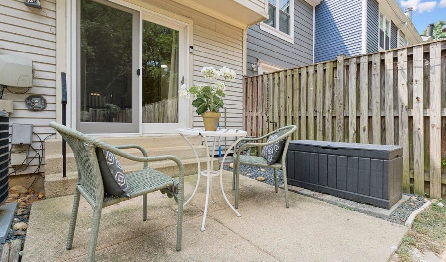 6316 CHIMNEY WOOD Ct, Alexandria, VA 22306 - 2 Beds, 4 Bath
