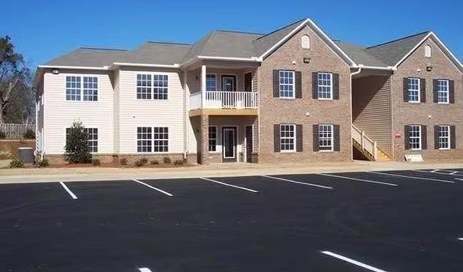 220 Outlook Dr, Boiling Springs, SC 29316 - 3 Beds, 2 Bath