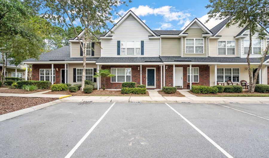 272 West Sq, Bluffton, SC 29910 - 2 Beds, 3 Bath