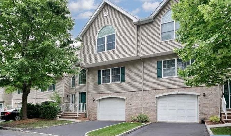90 Elm St, Allendale, NJ 07401 - 3 Beds, 3 Bath