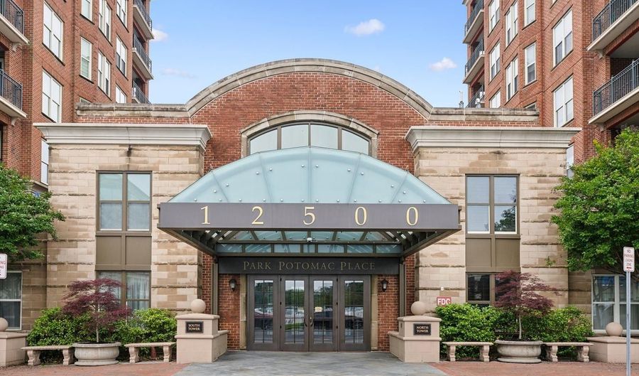 12500 PARK POTOMAC AVE # 105 S, Potomac, MD 20854 - 2 Beds, 3 Bath