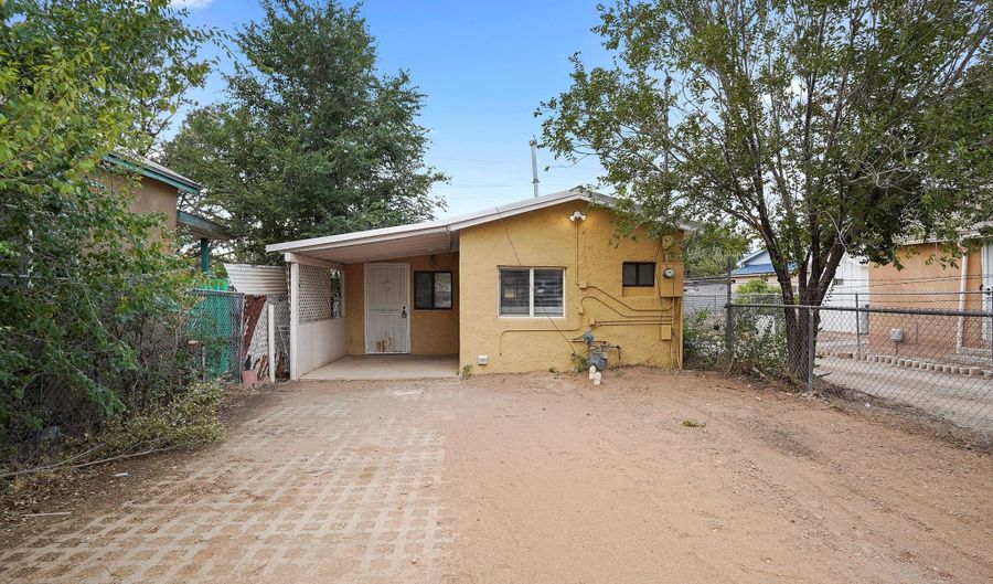 1011 A EDITH Blvd NE, Albuquerque, NM 87102 - 2 Beds, 1 Bath
