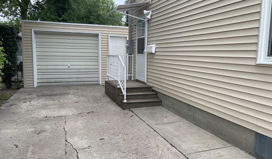 808 SE 10th Ave, Aberdeen, SD 57401 - 2 Beds, 2 Bath