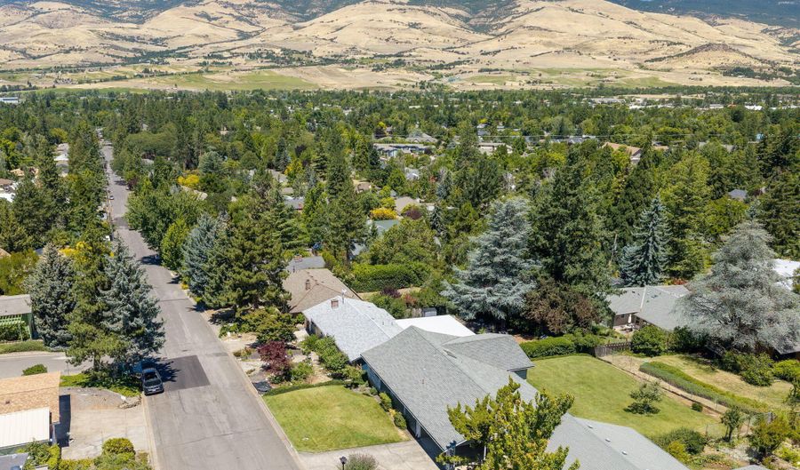 1150 Hillview Dr, Ashland, OR 97520 - 3 Beds, 2 Bath