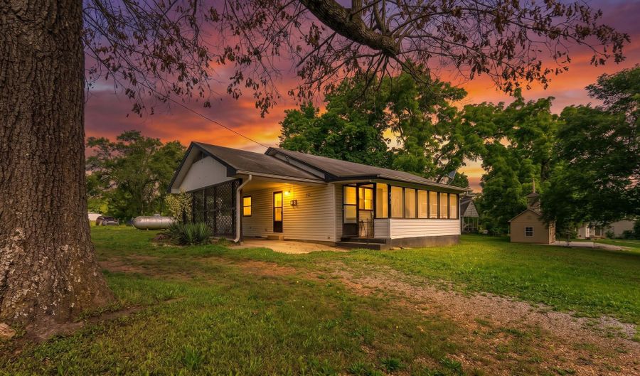 301 Hall St, Alton, MO 65606 - 2 Beds, 1 Bath