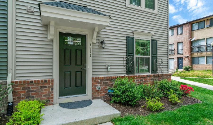 7811 SUTTER Ln, Annandale, VA 22003 - 4 Beds, 5 Bath