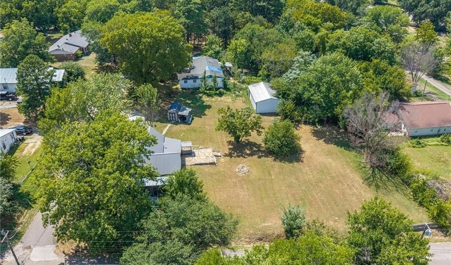 1421 Hendrix St, Altus, AR 72821 - 2 Beds, 2 Bath