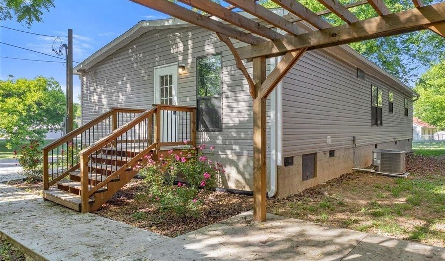 403 W Bank St, Athens, TN 37303 - 3 Beds, 2 Bath