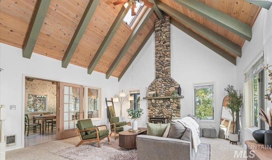 9734 Moore Dr, Cascade, ID 83611 - 3 Beds, 2 Bath