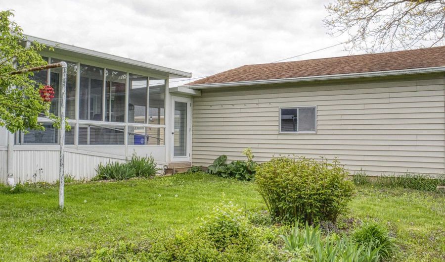 921 W WEILAND Ave, Appleton, WI 54914 - 3 Beds, 2 Bath