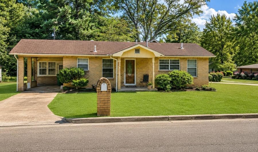 514 Moak St, Brookhaven, MS 39601 - 3 Beds, 2 Bath