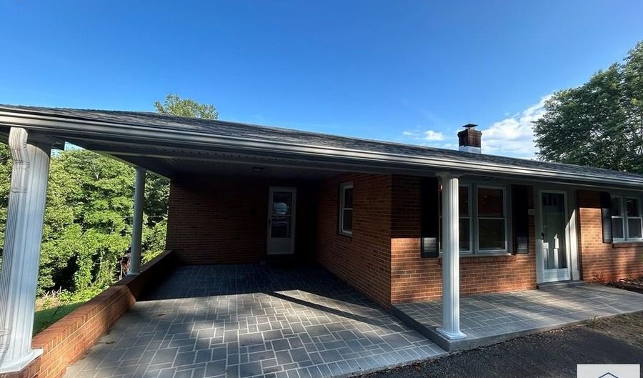1220 Blue Ridge Yacht Club Rd, Bassett, VA 24055 - 3 Beds, 2 Bath