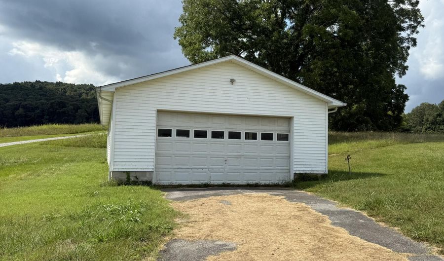 838 State Garage Rd, Albany, KY 42602 - 6 Beds, 2 Bath