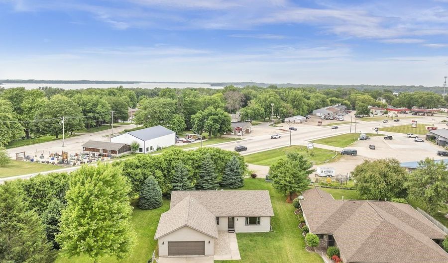424 Emerald Dr, Arnolds Park, IA 51331 - 3 Beds, 2 Bath