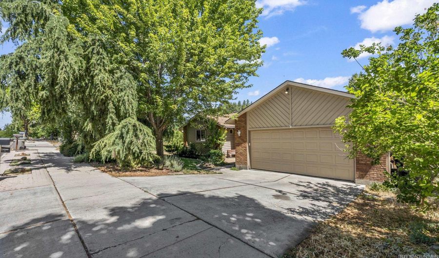 2236 E Roanoke Dr, Boise, ID 83712 - 4 Beds, 3 Bath